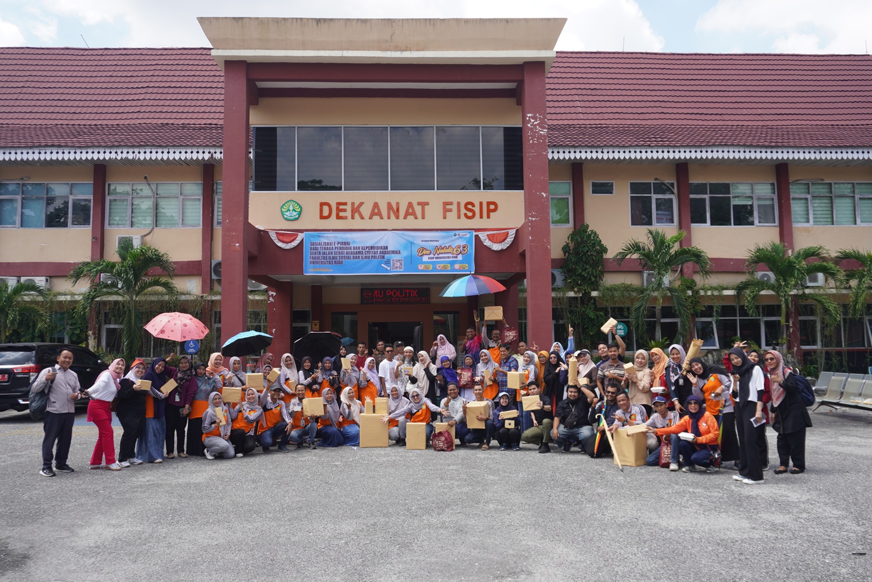 Dekan FISIP UNRI Kibarkan Bendera Start Jalan Sehat Dies Natalis FISIP UNRI ke-63