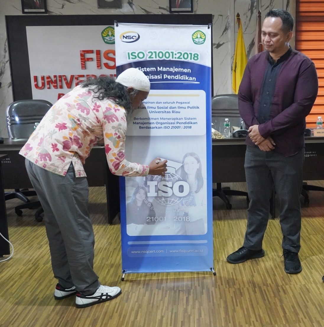 Menyongsong Audit Sertifikasi, Dekan FISIP beserta Jajaran Pimpinan Tandatangani Komitmen ISO 21001:2018