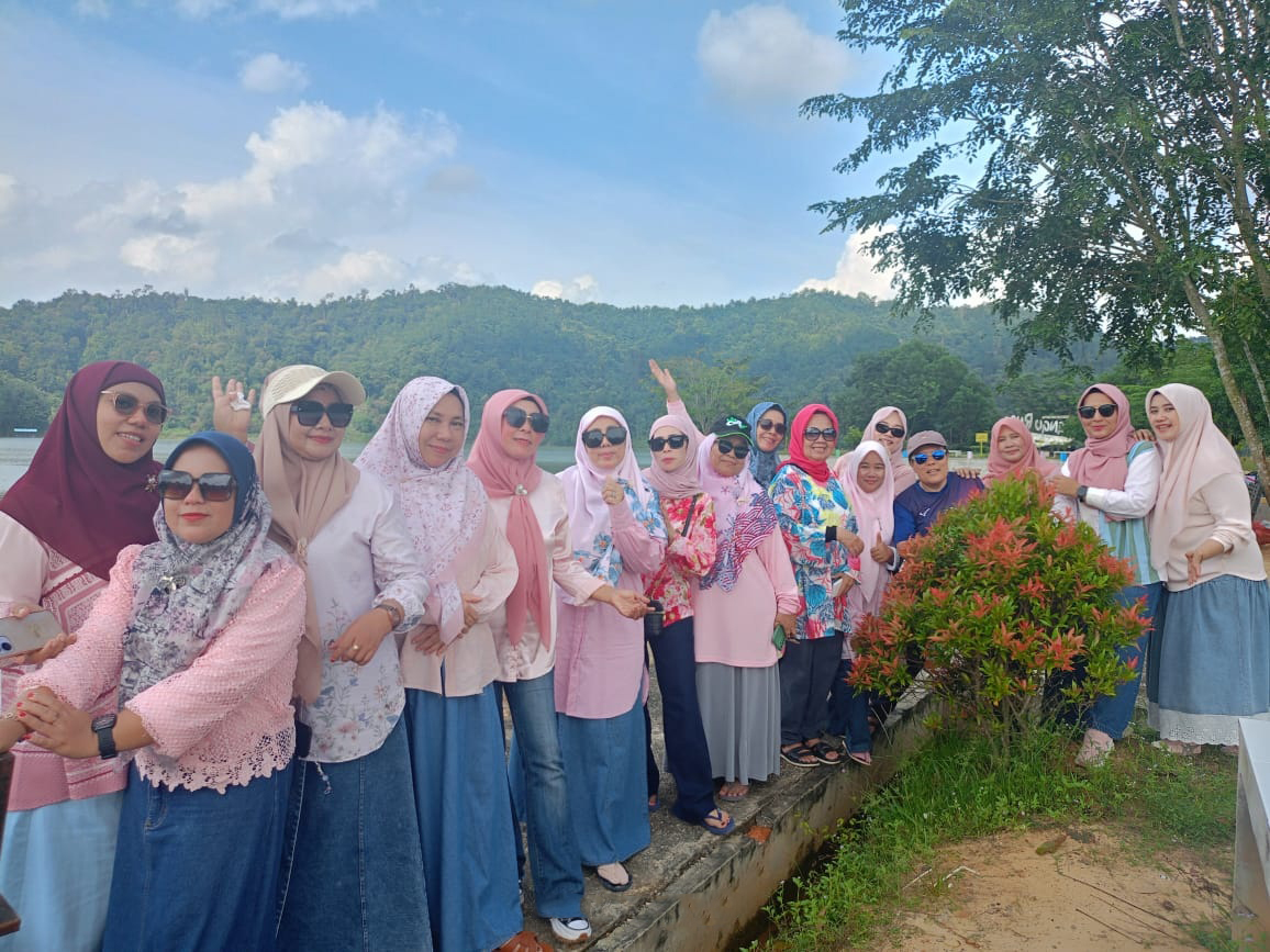 Celebrating Togetherness in a Natural Setting, DWP FISIP UNRI Enjoys a Fun Gathering at Lengkeng Garden and Rusa Lake