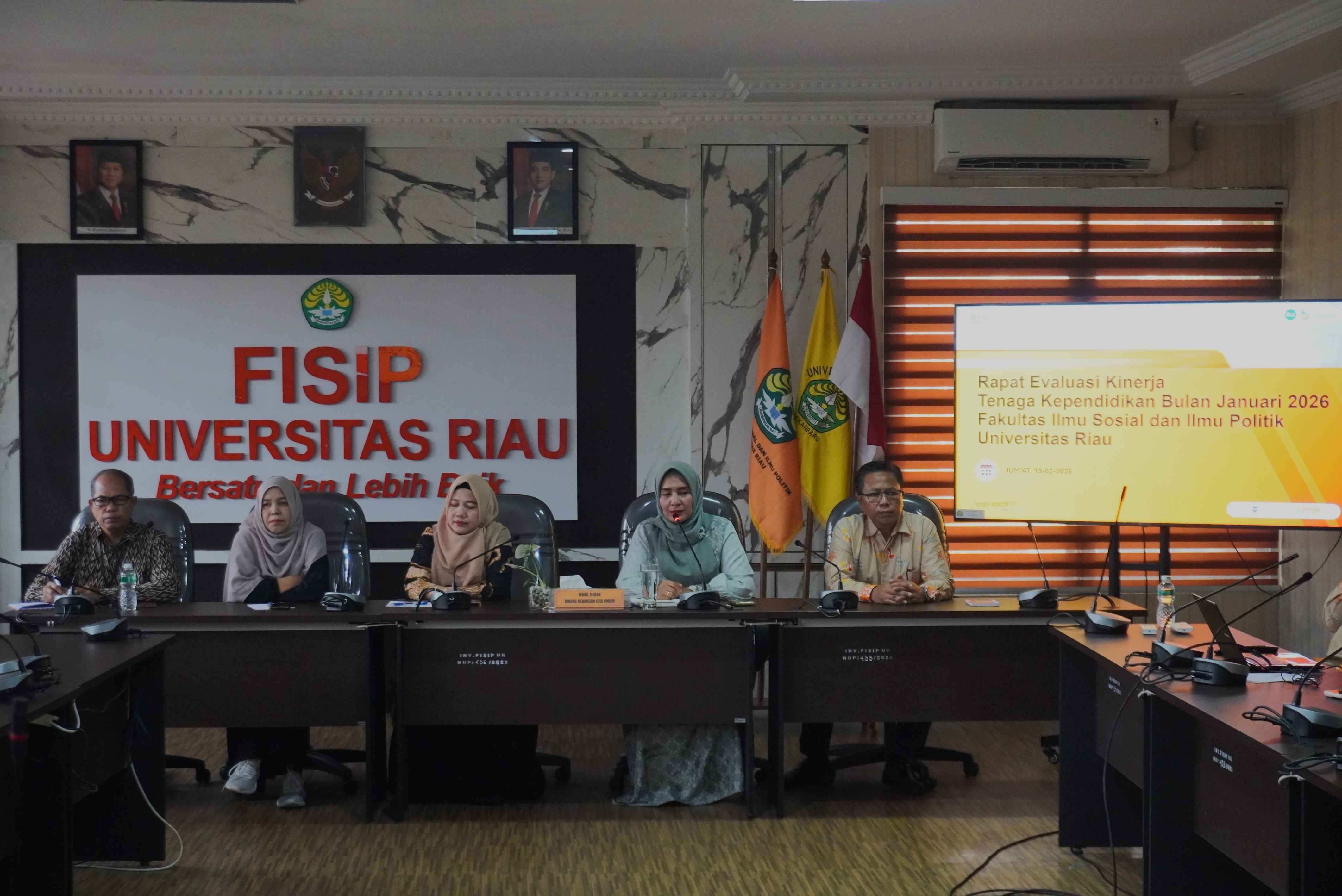 Tegaskan Budaya Kerja Disiplin, Wakil Dekan Keuangan dan Umum Pimpin Evaluasi Tendik FISIP UNRI