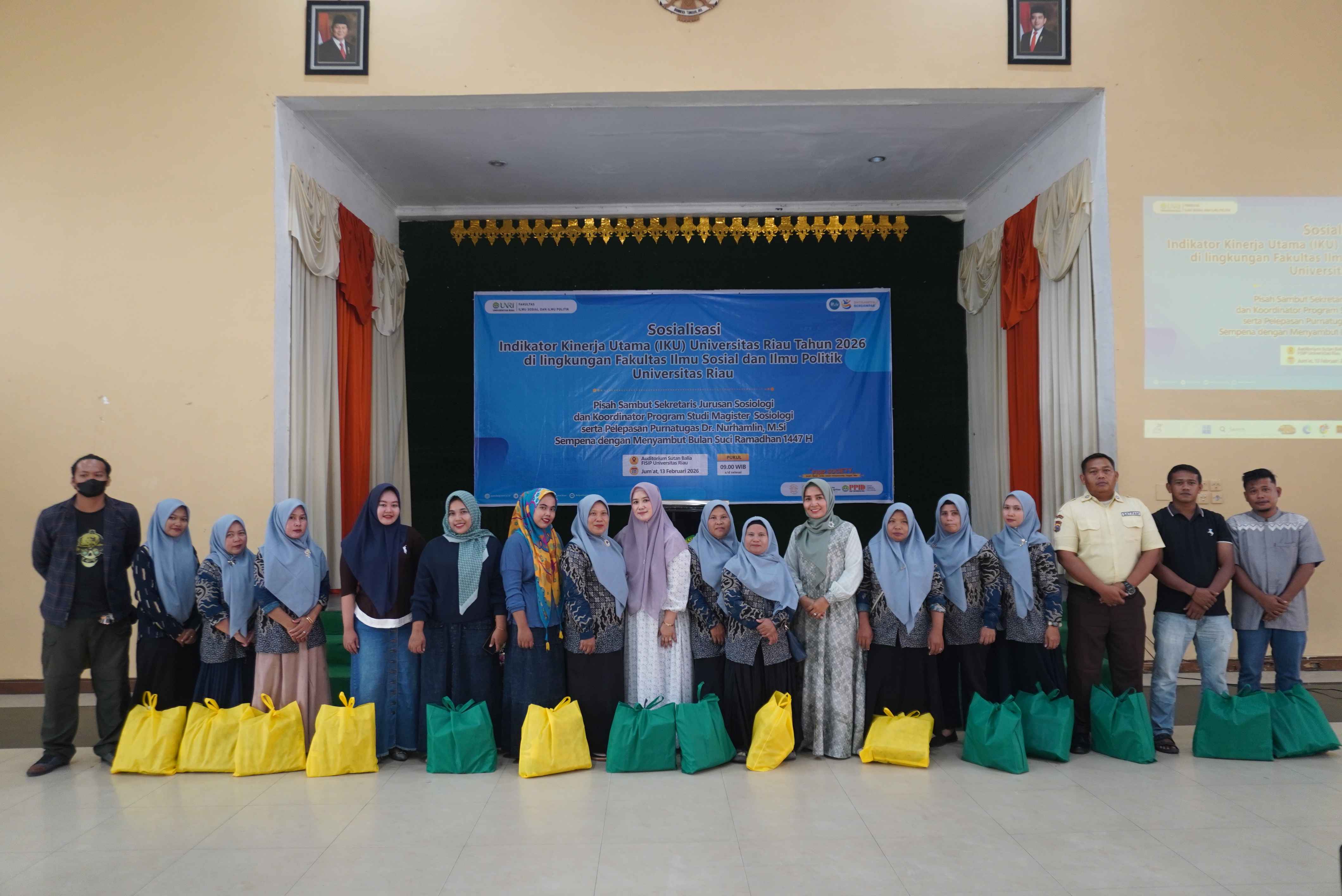 Jelang Ramadhan, DWP FISIP UNRI Apresiasi Garda Terdepan Kampus lewat Pembagian Sembako