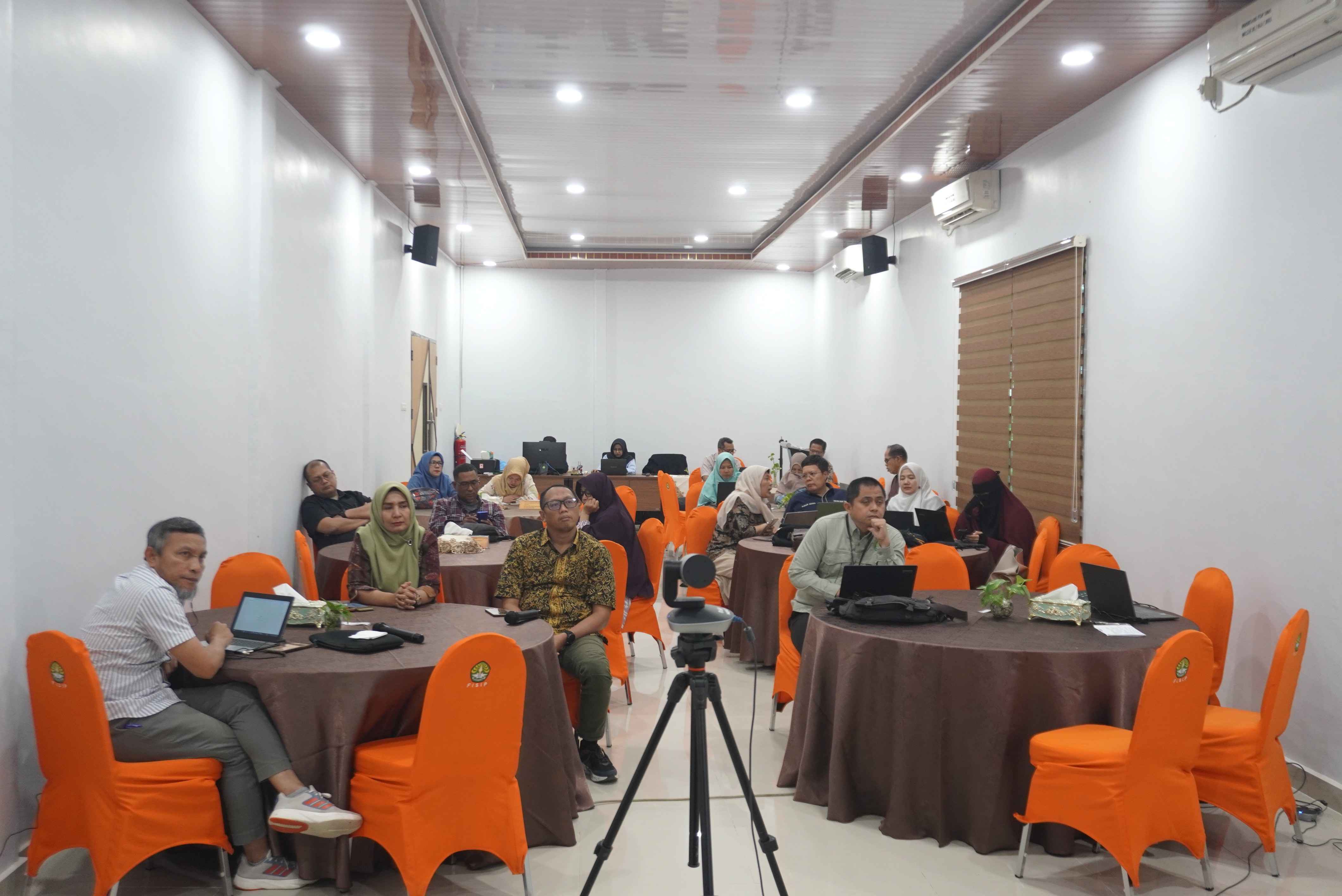 Reviu Renstra Berbasis Kampus Berdampak dan Penandatanganan Perjanjian Kinerja Warnai Hari Kedua Raker FISIP UNRI