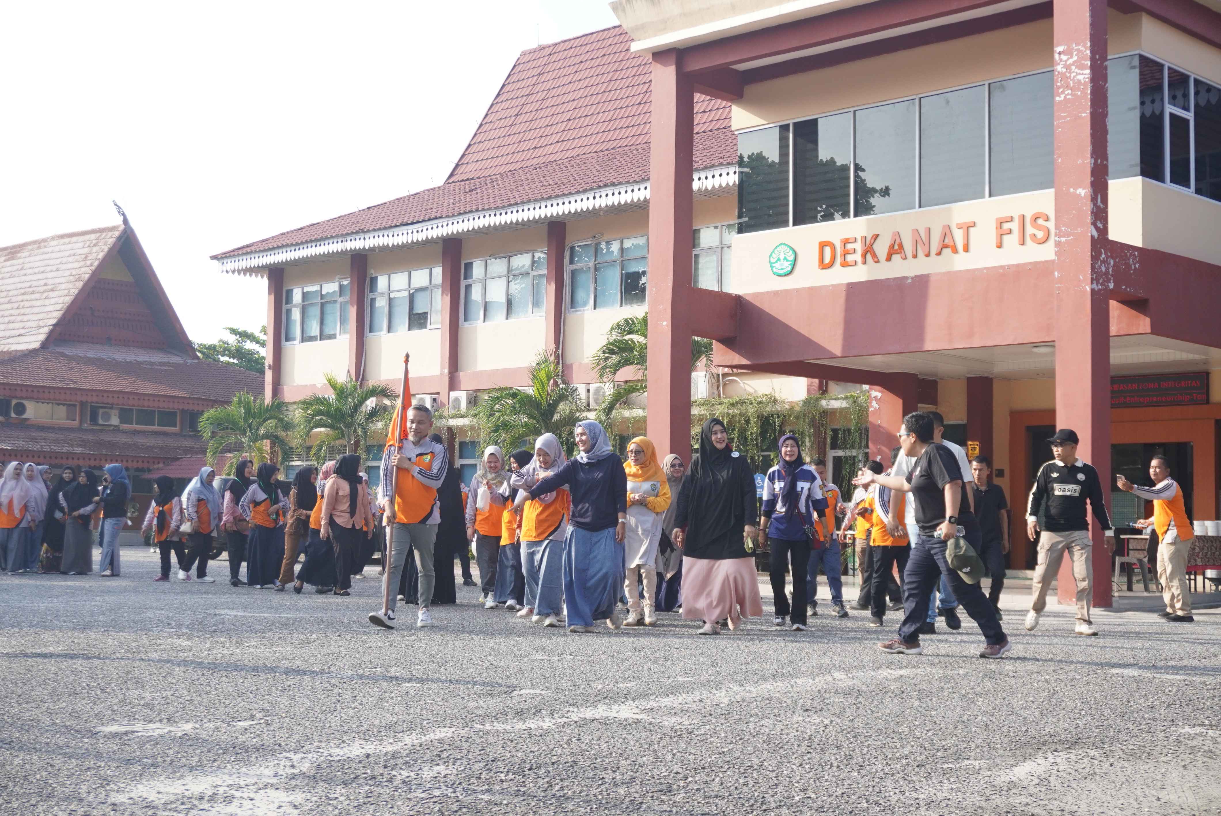 Penuh Keakraban, Jalan Sehat FISIP UNRI Bangun Semangat Kekeluargaan