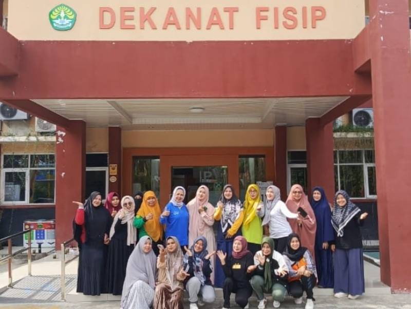 Dharma Wanita Persatuan FISIP Universitas Riau Senam Kesegaran Jasmani untuk Mempererat Kebersamaan
