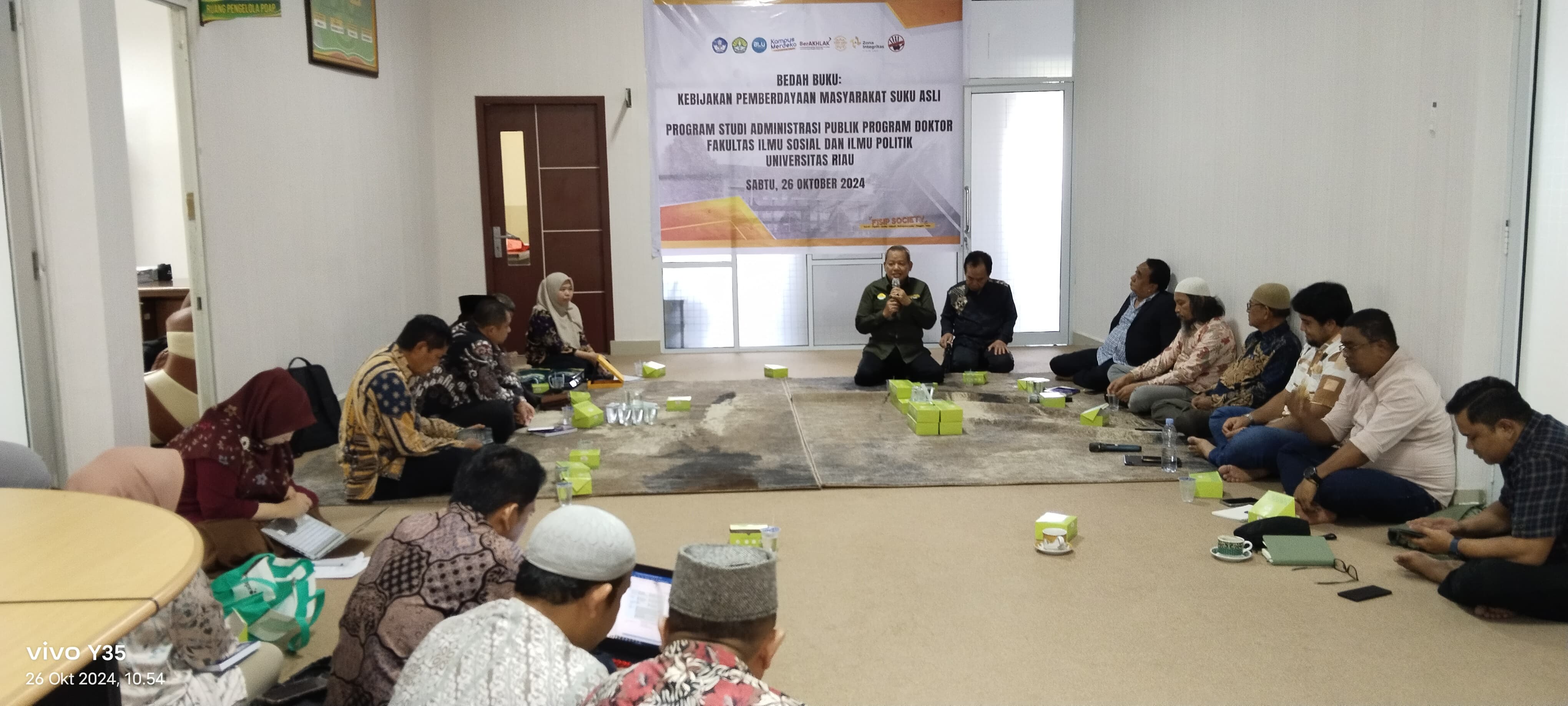 Guru Besar Universitas Indonesia Hadiri Bedah Buku "Kebijakan Pemberdayaan Masyarakat Suku Asli" Program Doktor Program Studi Administrasi Publik