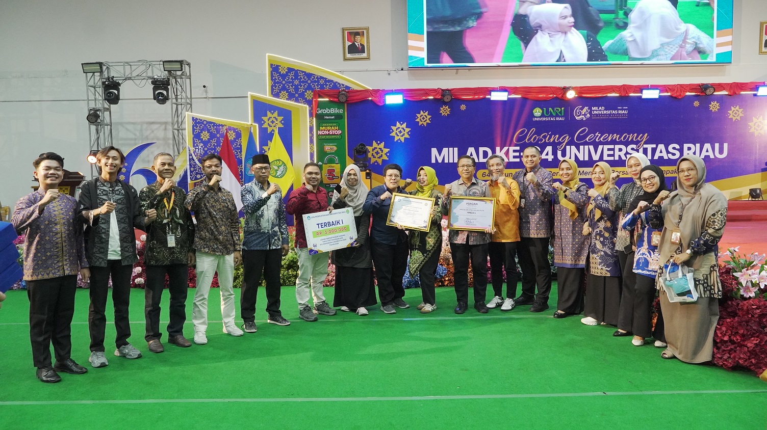 FISIP Borong Penghargaan pada Puncak Milad ke-64 UNRI