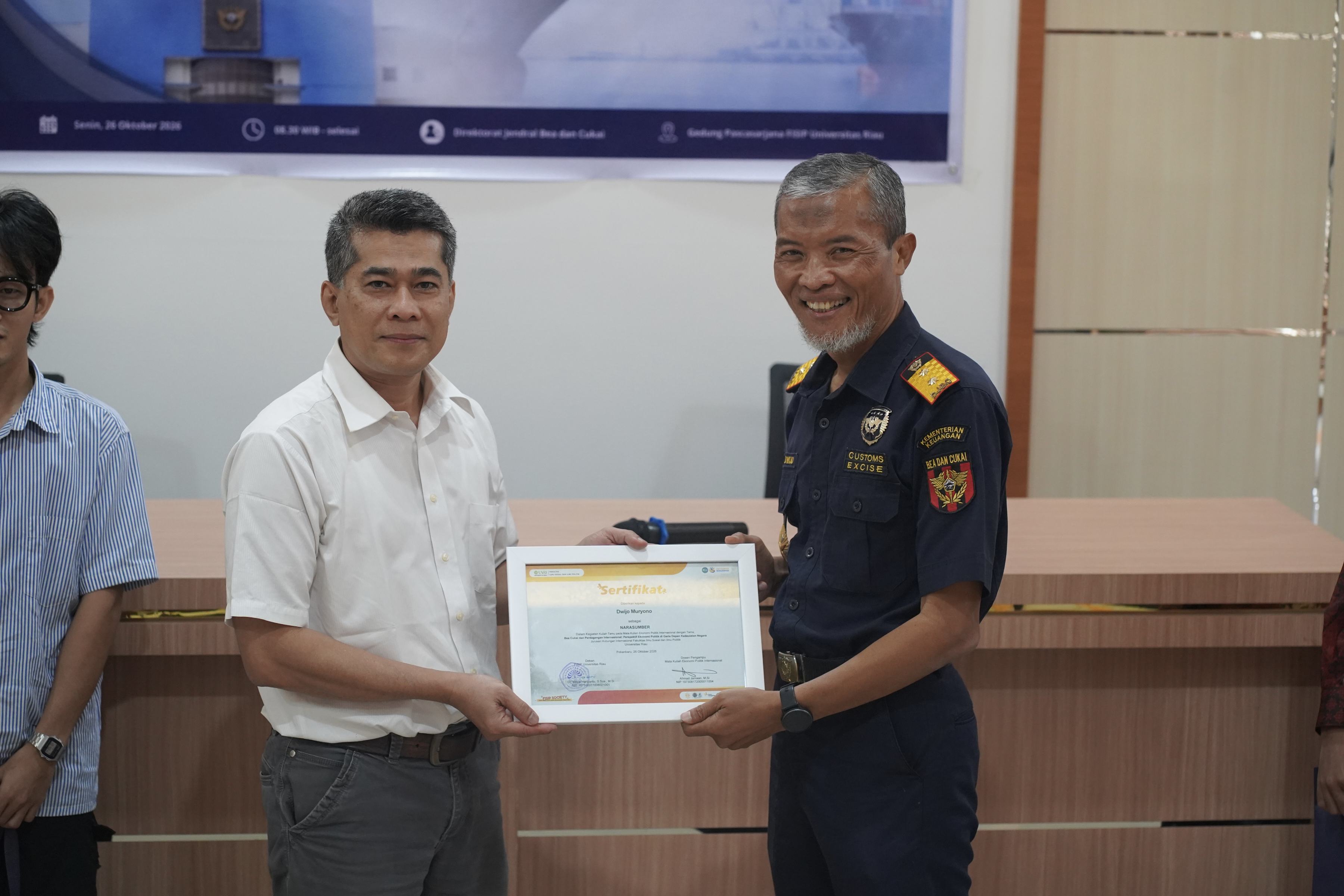 Kakanwil Bea Cukai Riau Bedah Kedaulatan Ekonomi di FISIP Unri