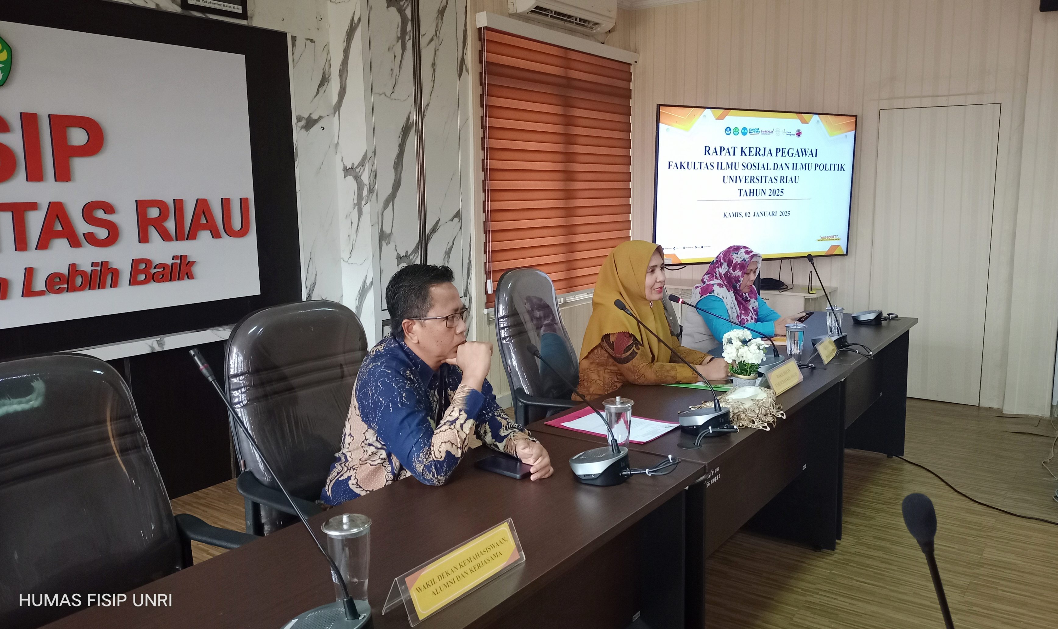 Rapat Kerja Awali Lembaran Baru Tahun 2025 FISIP Universitas Riau