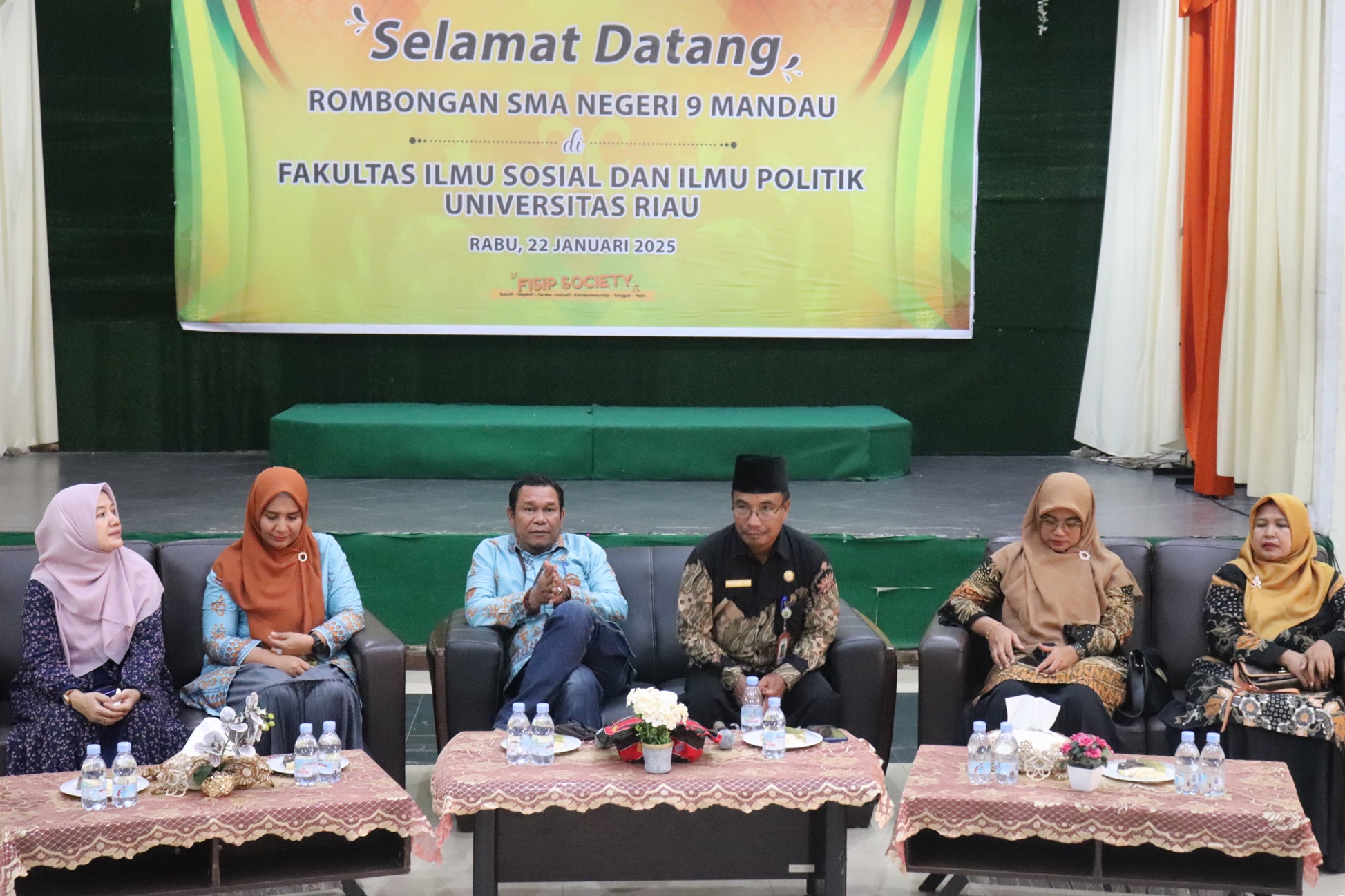 Menumbuhkan Asa Siswa, Menginspirasi Masa Depan: Kunjungan SMAN 9 Mandau ke FISIP Universitas Riau