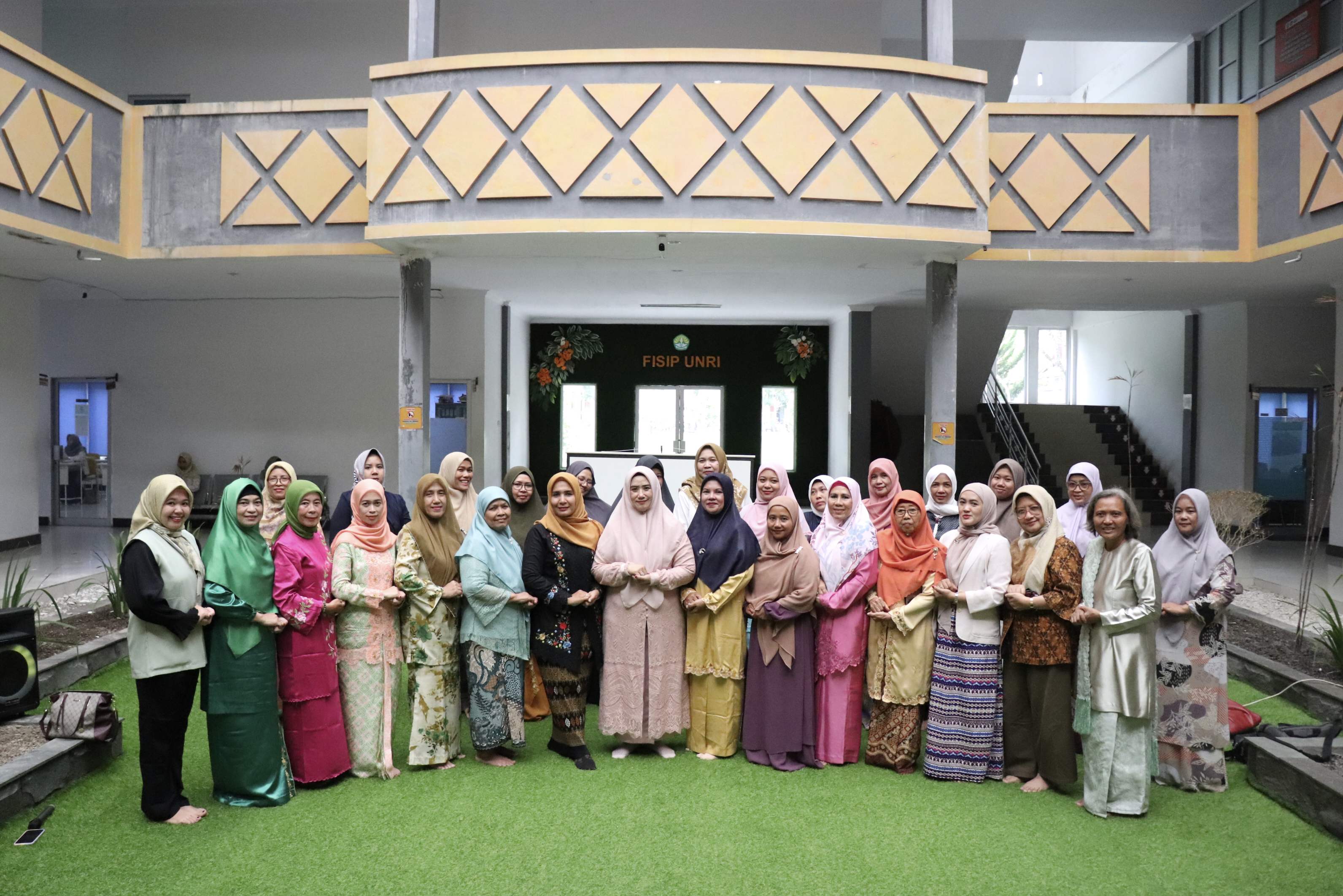 Semarak Hari Kartini 2025: Dharma Wanita Persatuan FISIP Tampilkan Elegansi Kebaya dan Kekompakan dalam Lomba Seru