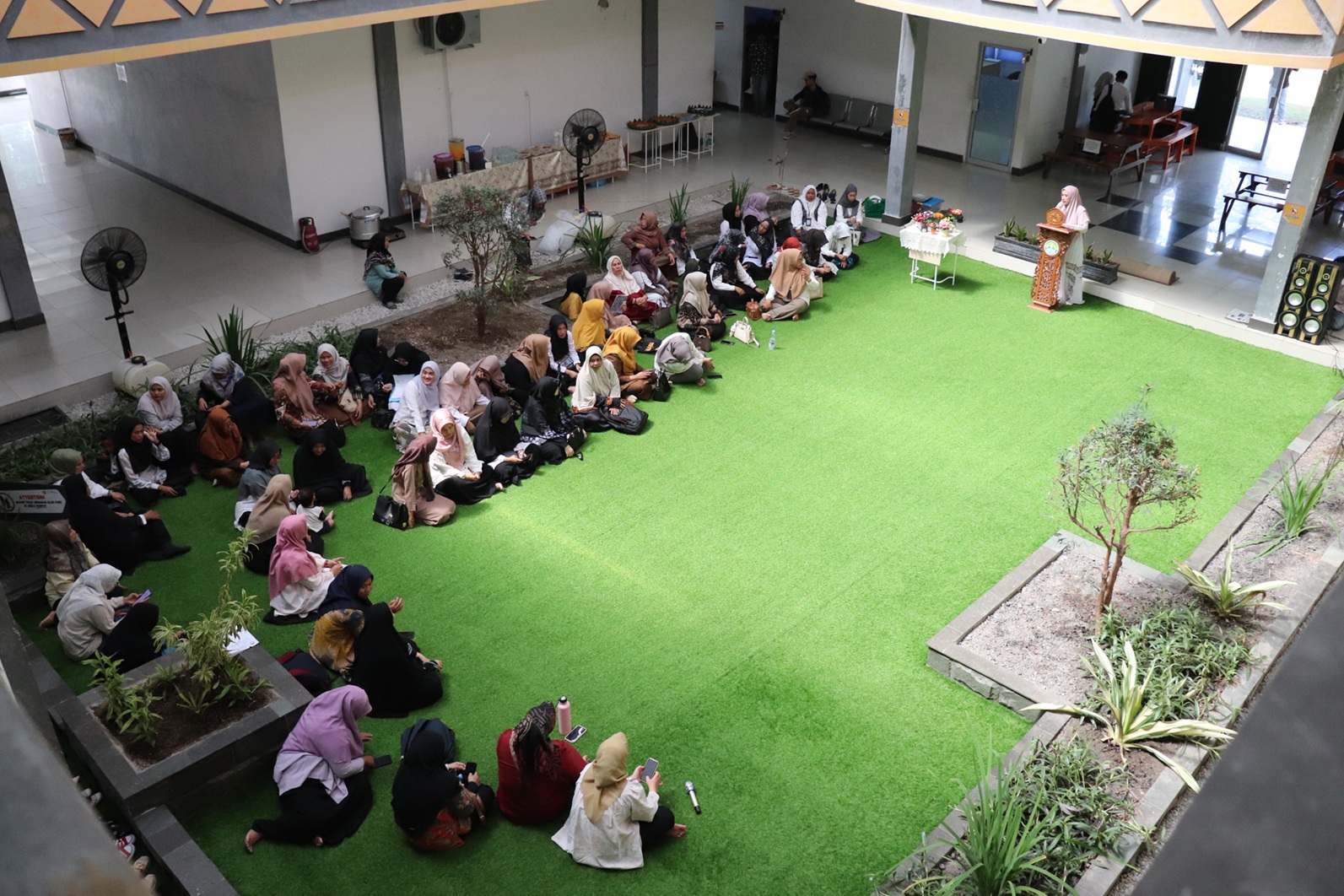 Kolaborasi Harmonis DWP FISIP dan DWP Universitas Riau Gelar Workshop Soap Carving dan Arisan Gabungan