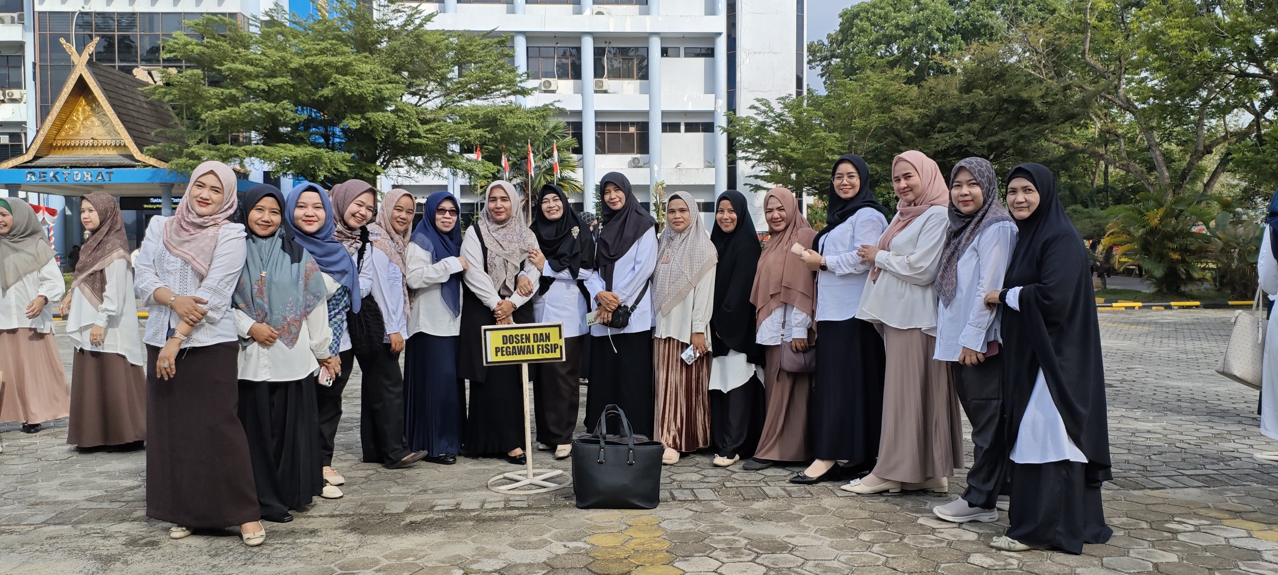 Memperkokoh Ideologi Pancasila, Menuju Indonesia Raya: Pimpinan dan Civitas Akademika FISIP Universitas Riau Ikuti Upacara Peringatan Hari Lahir Pancasila 2025
