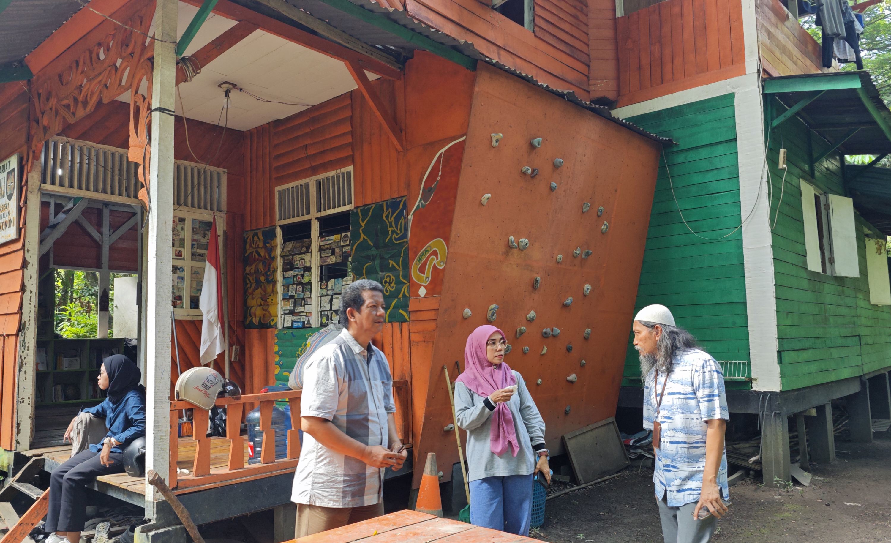 Satu Pohon, Sejuta Harapan: FEB UNRI Gaungkan Semangat Hijau di Hari Lingkungan Hidup Sedunia 2025