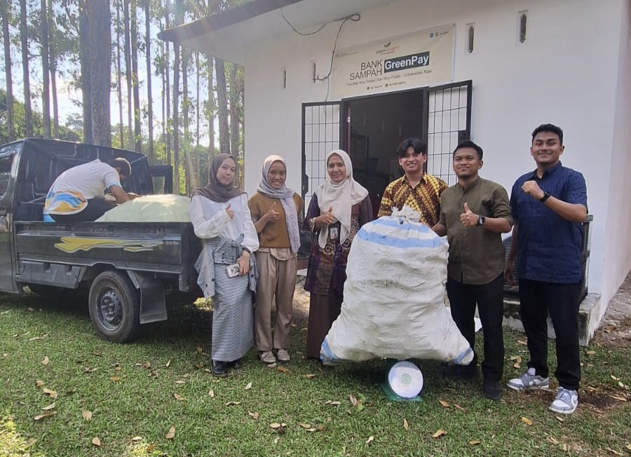 Aksi Perdana GreenPay FISIP UNRI: Dari Sampah Menjadi Uang