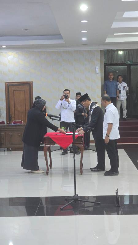 Prof. Dr. Iwantono, M.Phil Resmi Dilantik sebagai Dekan FMIPA Universitas Riau