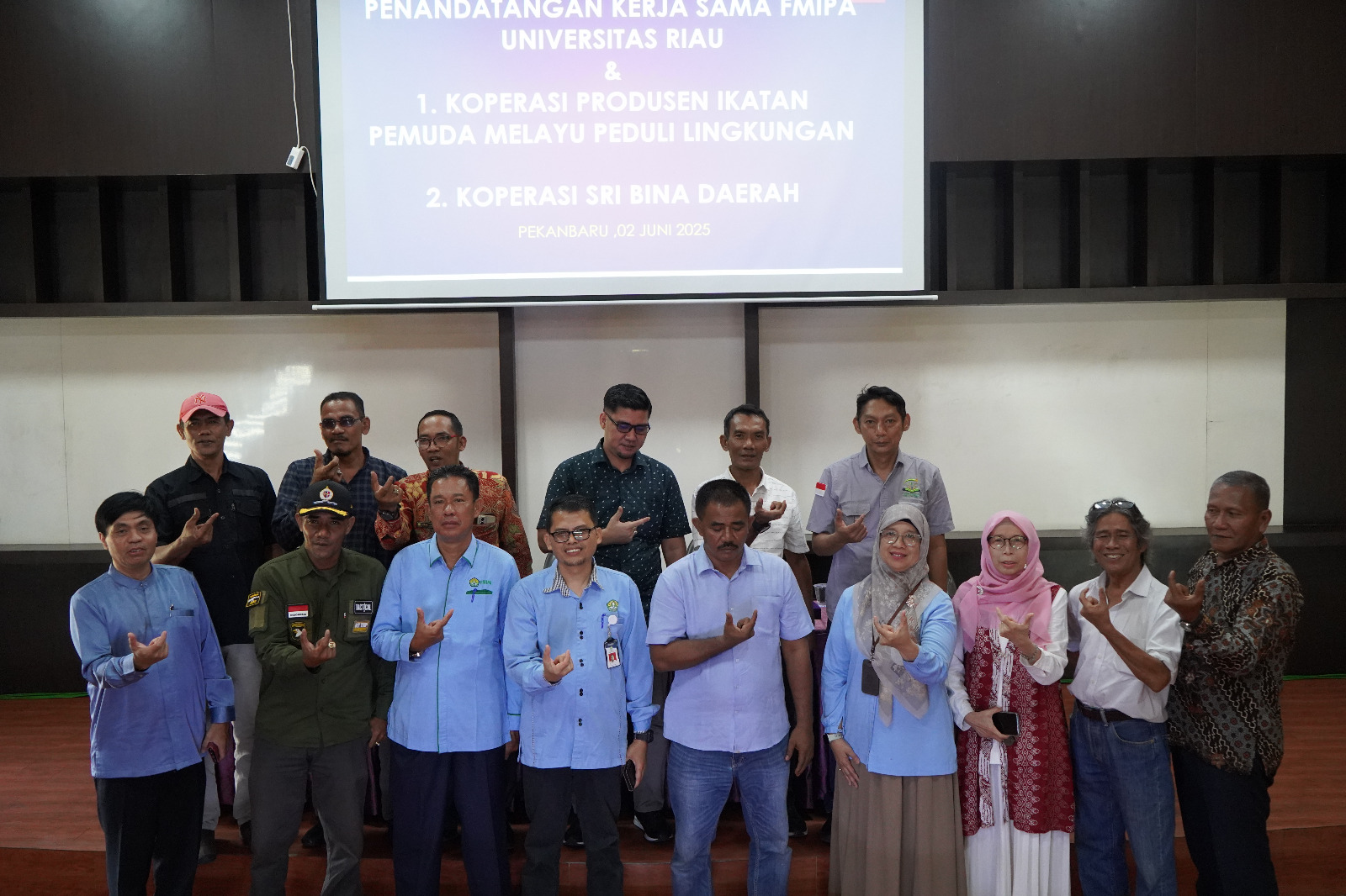 Perjanjian kerjasama FMIPA UNRI dan Koperasi Produsen Ikatan Pemuda Melayu Peduli Lingkungan serta Koperasi Sri Bina Daerah