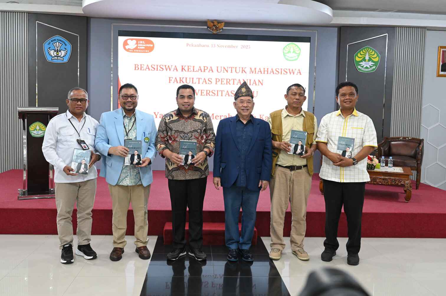 Kuliah Umum dan Penyerahan Beasiswa Kelapa Yayasan JHL Merah Putih Kasih untuk Mahasiswa FP UNRI