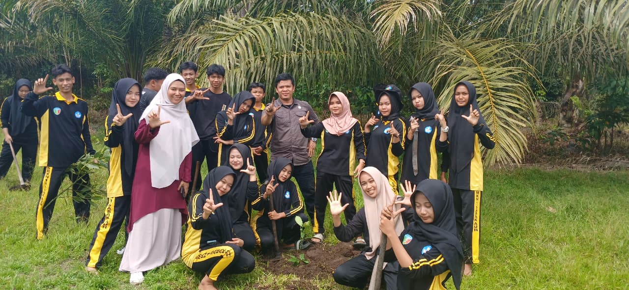 Pelatihan Pembuatan Kebun Percontohan Sekolah di SMKN 1 Sabak Auh