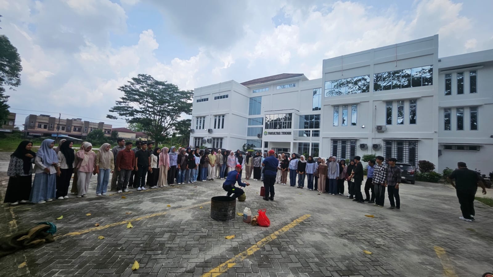 Dalam rangka memperingati Bulan K3 Nasional, FT UNRI menyelenggarakan kegiatan pelatihan keselamatan kebakaran