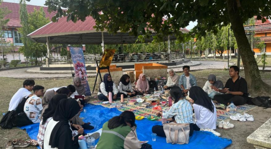 Literacy for the Generation: HIMAKOM FISIP Universitas Riau Holds Book Fair and Book Review