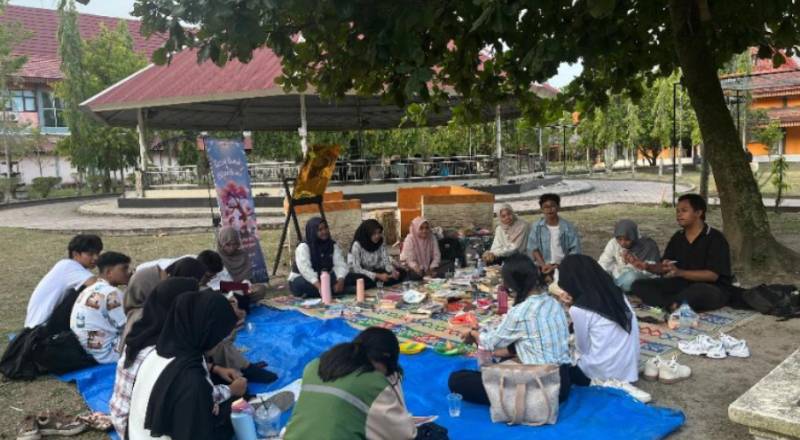Literacy for the Generation: HIMAKOM FISIP Universitas Riau Holds Book Fair and Book Review