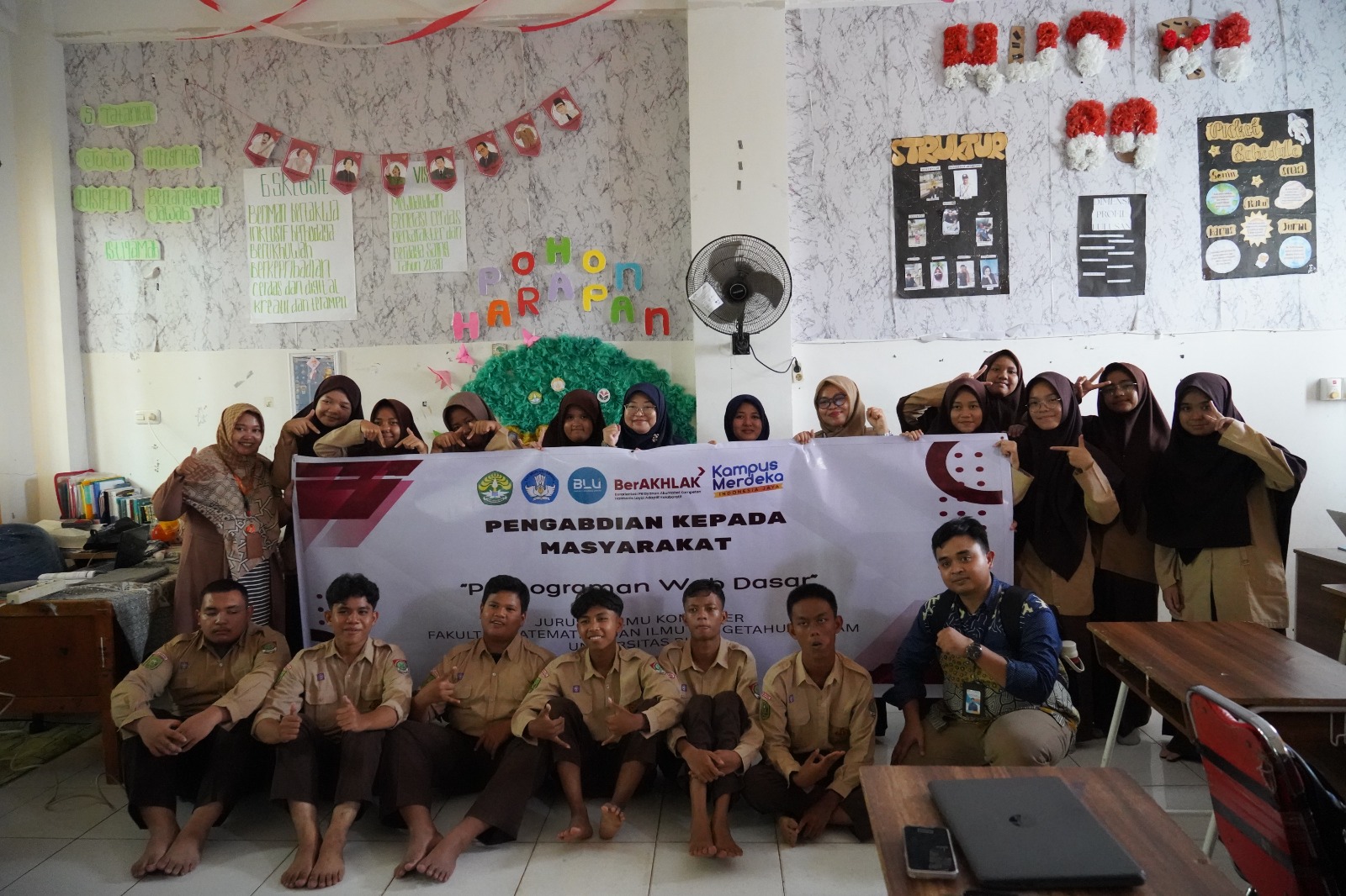Jurusan Ilmu Komputer FMIPA Universitas Riau melaksanakan dua program Pengabdian kepada Masyarakat (PKM) di SMA IT Al Fityah