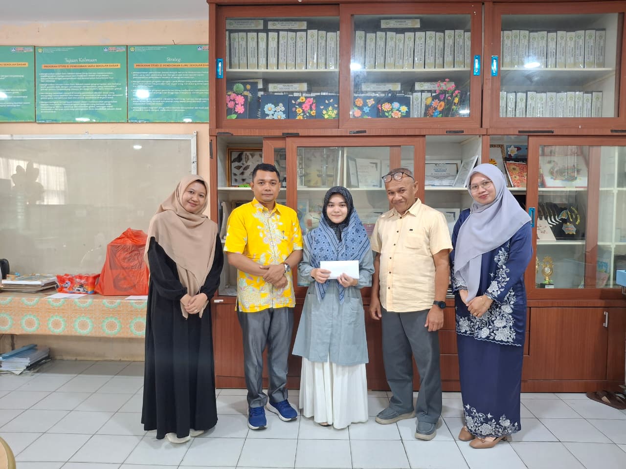 Penyerahan Bantuan kepada Mahasiswa PGSD (Zahwa Aulia) terdampak Bencana Alam Banjir di Aceh
