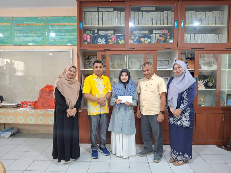 Penyerahan Bantuan kepada Mahasiswa PGSD (Zahwa Aulia) terdampak Bencana Alam Banjir di Aceh