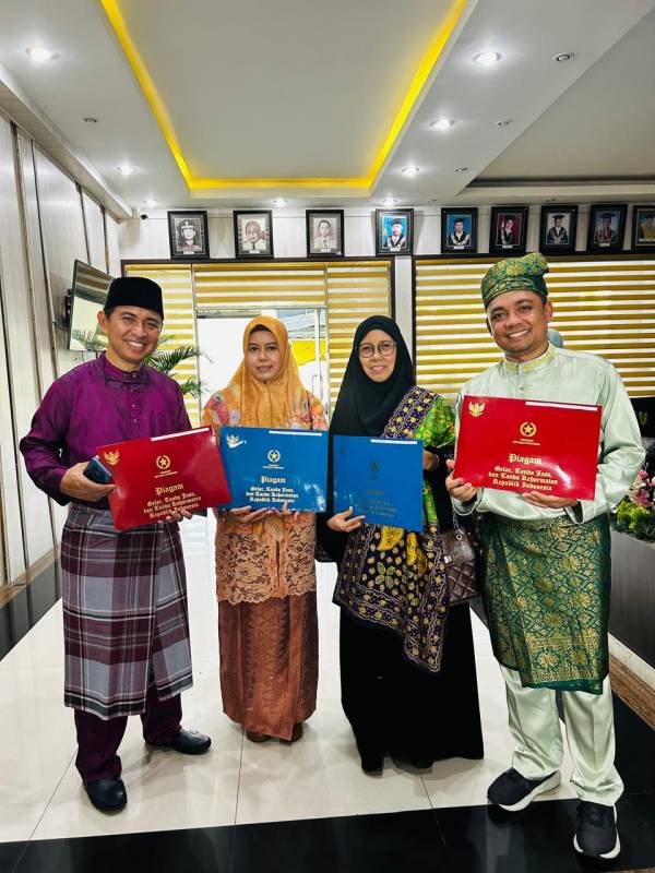 Dosen Prodi PGSD FKIP UNRI menerima Tanda Kehormatan Satyalanca Karya Satya
