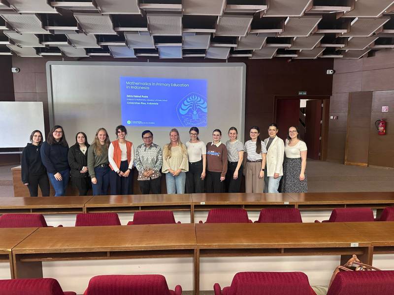 Kuliah tamu Prof. Zetra Hainul Putra, Ph.D  bersama mahasiswa PGSD Trnava University, Slovakia