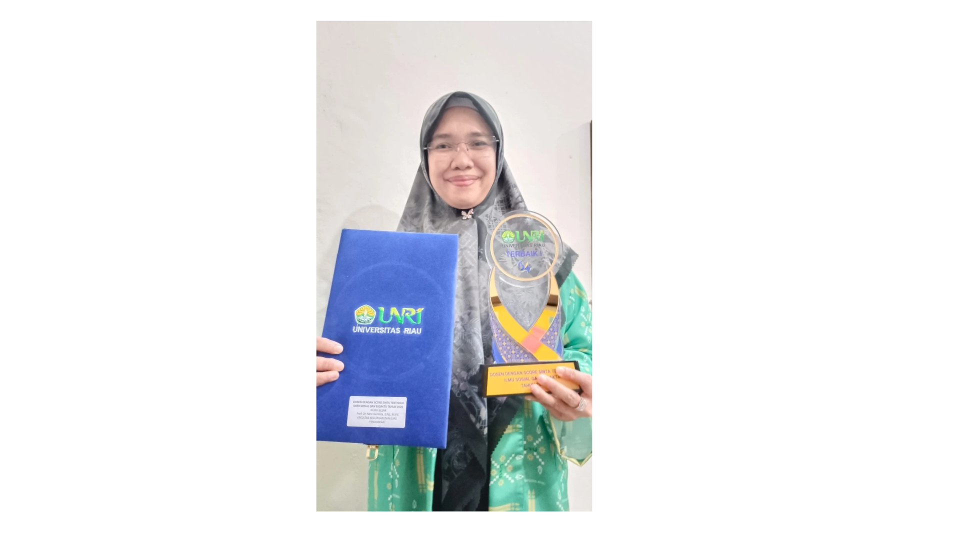 Prof. Dr. Neni Hermita, M.Pd. Raih Penghargaan Skor SINTA Tertinggi Kategori Guru Besar pada Closing Ceremony Milad ke-64 UNRI