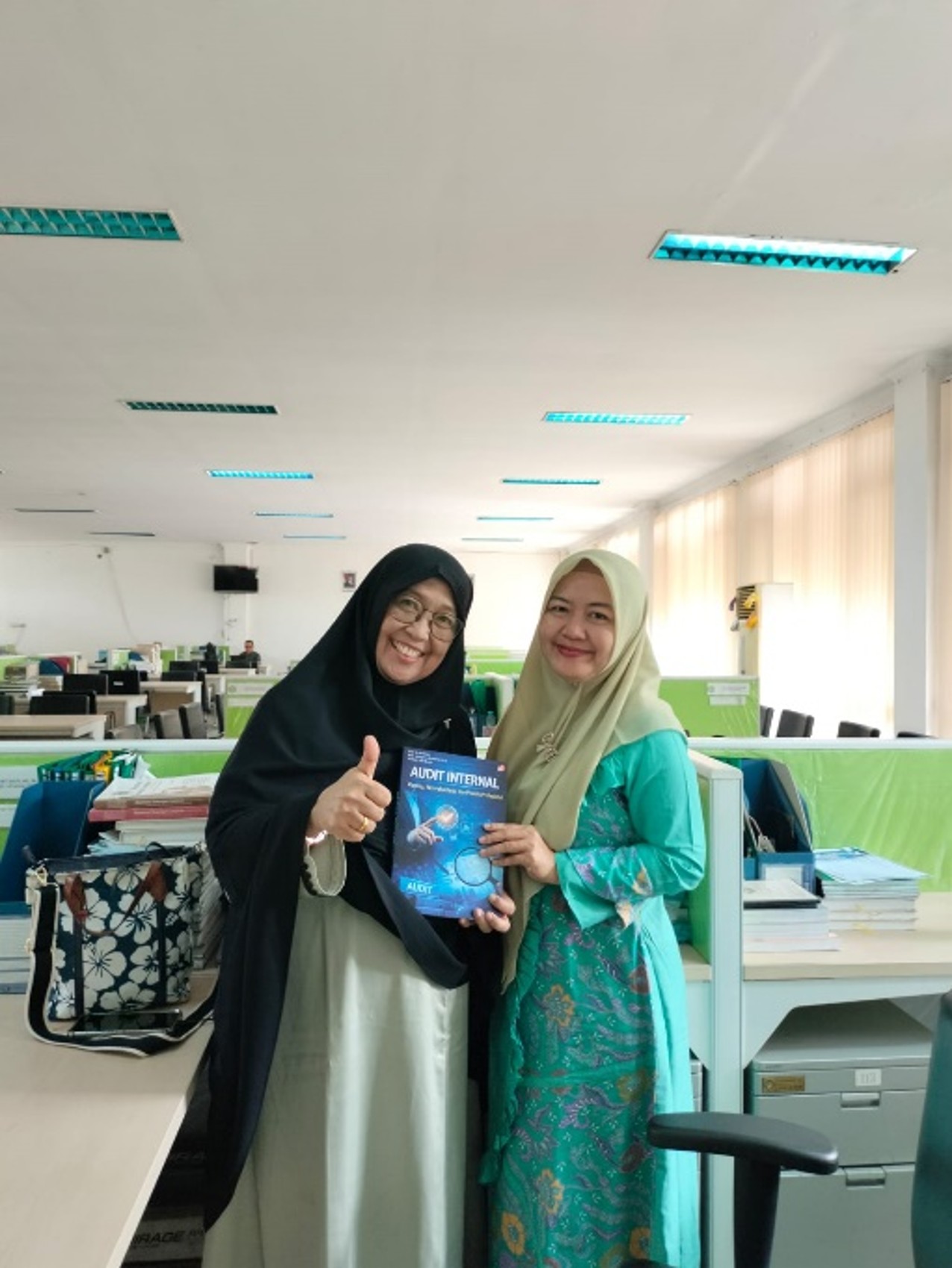Koordinator Prodi S1 Akuntansi Serahkan Buku Audit Internal kepada Dosen Pengampu