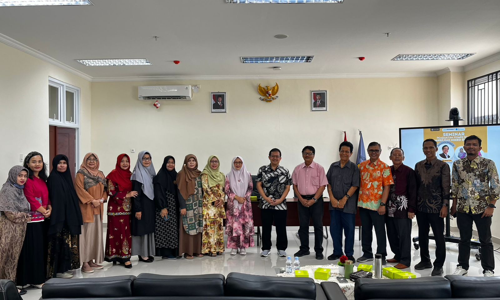 PRODI S1 EKONOMI PEMBANGUNAN JURUSAN ILMU EKONOMI FEB UNRI MENYELENGGARAKAN SEMINAR PENGUATAN KOMPETENSI DENGAN TOPIK MAKROEKONOMI DAN MIKROEKONOMI