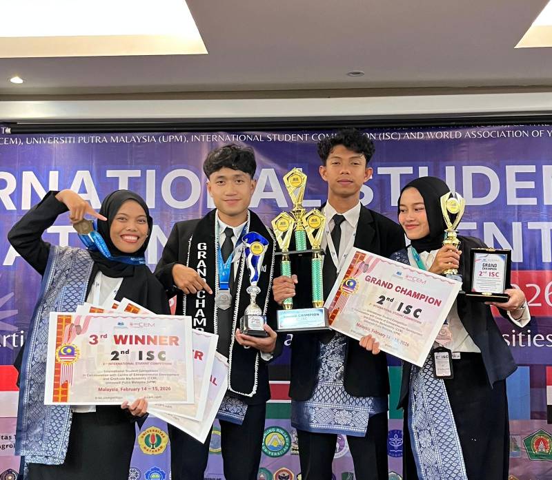 BANGGA!!!MAHASISWA ILMU EKONOMI UNIVERSITAS RIAU JUARA UMUM LOMBA ESAI INTERNASIONAL DI UNIVERSITI PUTRA MALAYSIA