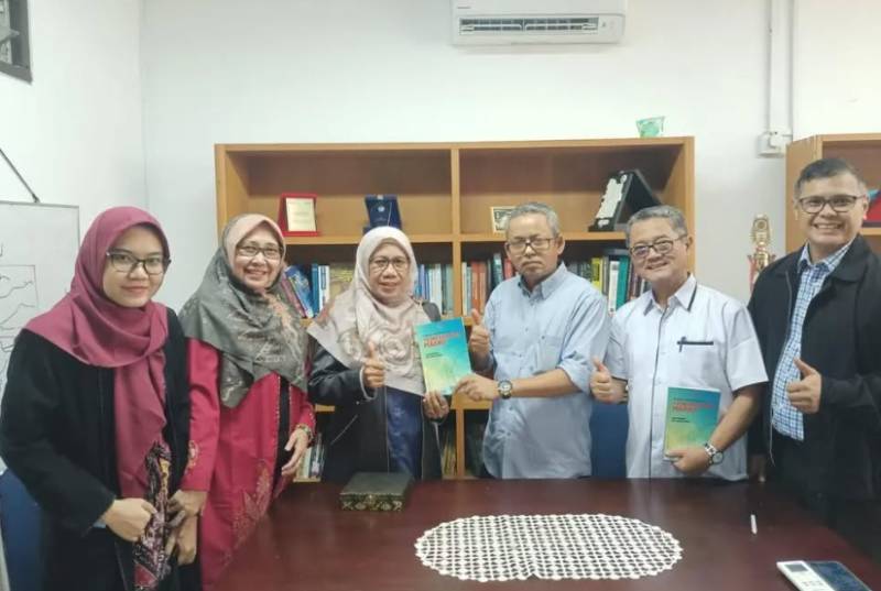 Benchmarking Akreditasi Prodi S1 Ekonomi Pembangunan FEB UNRI ke Departemen Ilmu Ekonomi Unand