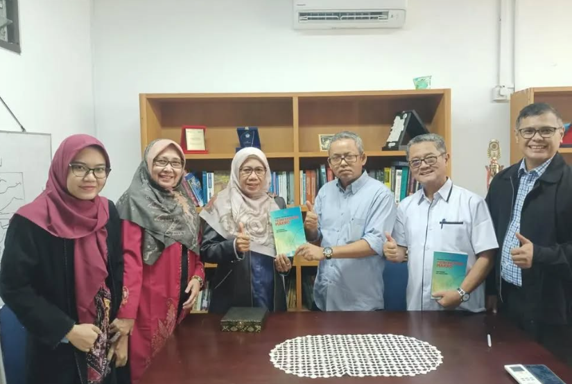 Benchmarking Akreditasi Prodi S1 Ekonomi Pembangunan FEB UNRI ke Departemen Ilmu Ekonomi Unand