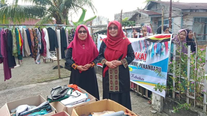 DEVELOPMENT ECONOMICS LECTURERS OF FEB UNRI COLLABORATE WITH IMMK PEKANBARU TO ORGANIZE A WEARABLE CLOTHING BAZAAR