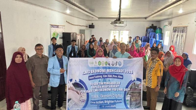 ECONOMICS LECTURERS OF FEB UNRI ENHANCE DIGITAL ECONOMY LITERACY IN TUALANG VILLAGE