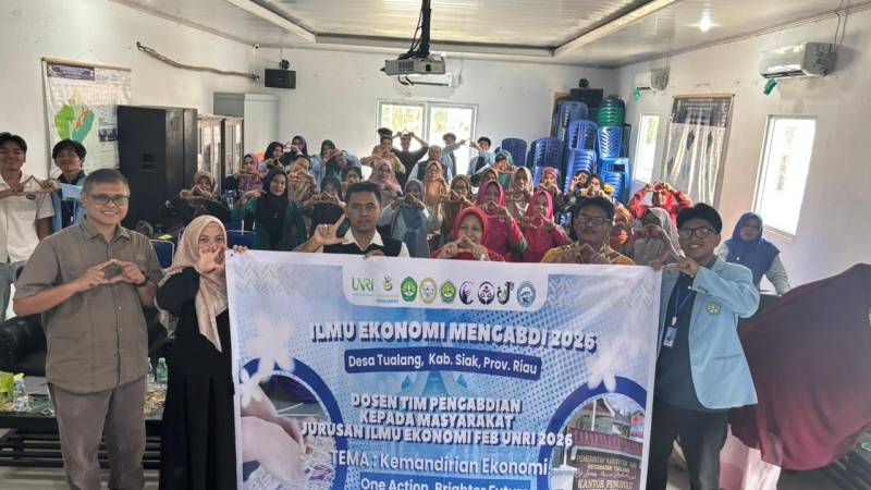 FEB UNRI ECONOMICS LECTURERS PROMOTE COMMUNITY ECONOMIC INDEPENDENCE THROUGH COMMUNITY SERVICE IN TUALANG VILLAGE