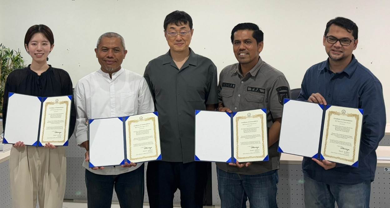 A group of men holding papers

AI-generated content may be incorrect.