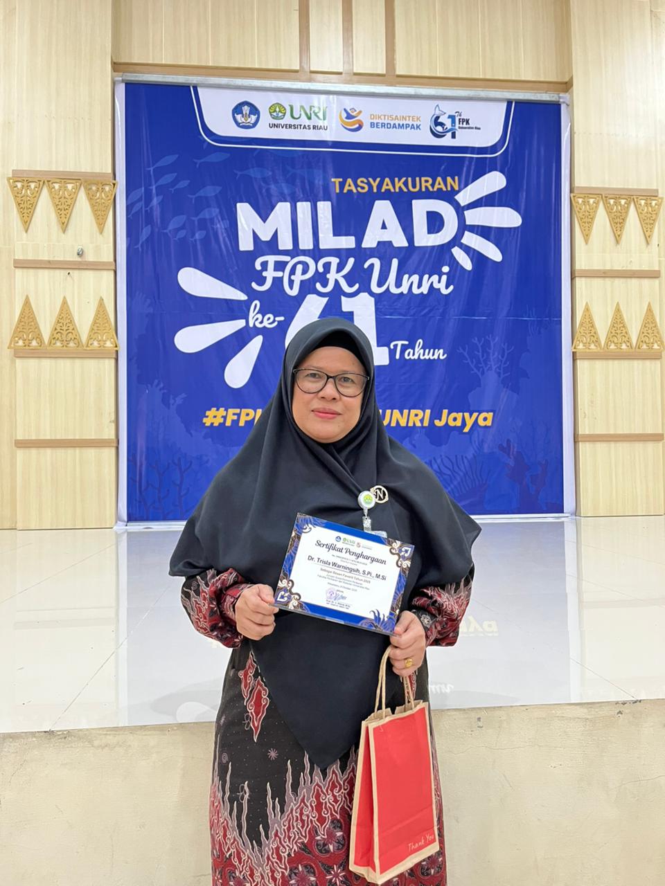 Dosen Favorit Jurusan Sosial Ekonomi Perikanan Dr. Trisla Warningsih, S.Pi., M.Si, Dikenal Sebagai Dosen Favorit pada Milad FKP UNRI yang Ke-61