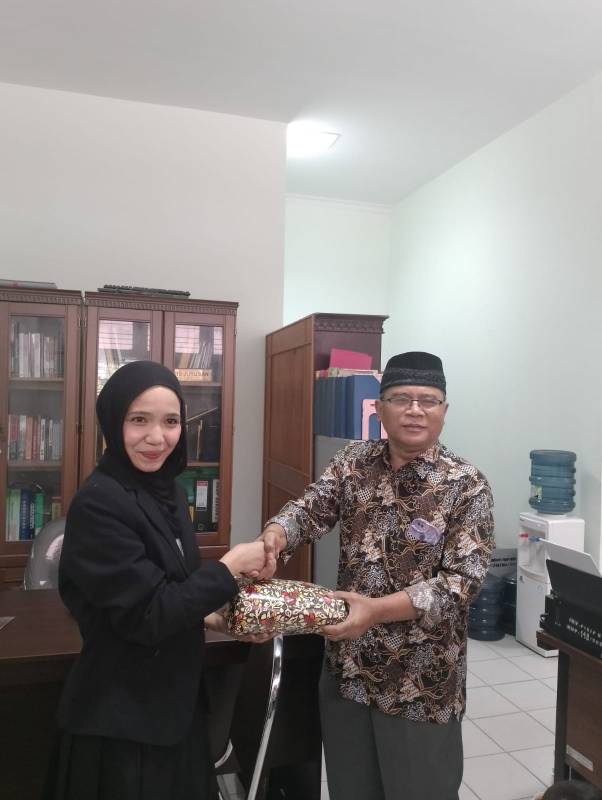 Jurusan Sosiologi FISIP Universitas Riau Berikan Hadiah kepada Mahasiswa dengan Seminar Proposal Tercepat