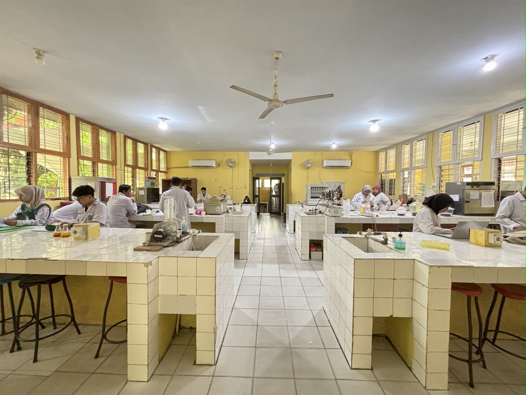 Ruangan Laboratorium AHP