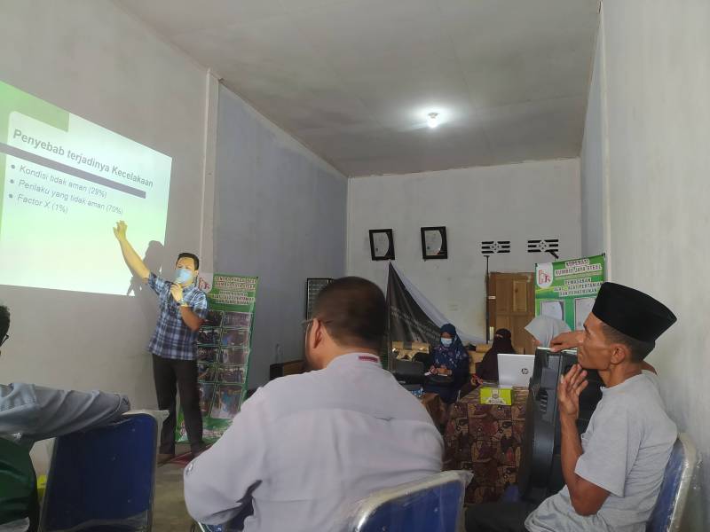Kukerta Terintegrasi Abdimas Jurusan Teknologi Pertanian UNRI Melaksanakan Sosialisasi terkait Keselamatan dan Kesehatan Kerja (K3)