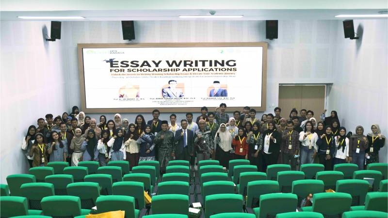 Membuka Peluang Beasiswa, UPA Bahasa UNRI Gelar Workshop Penulisan Esai
