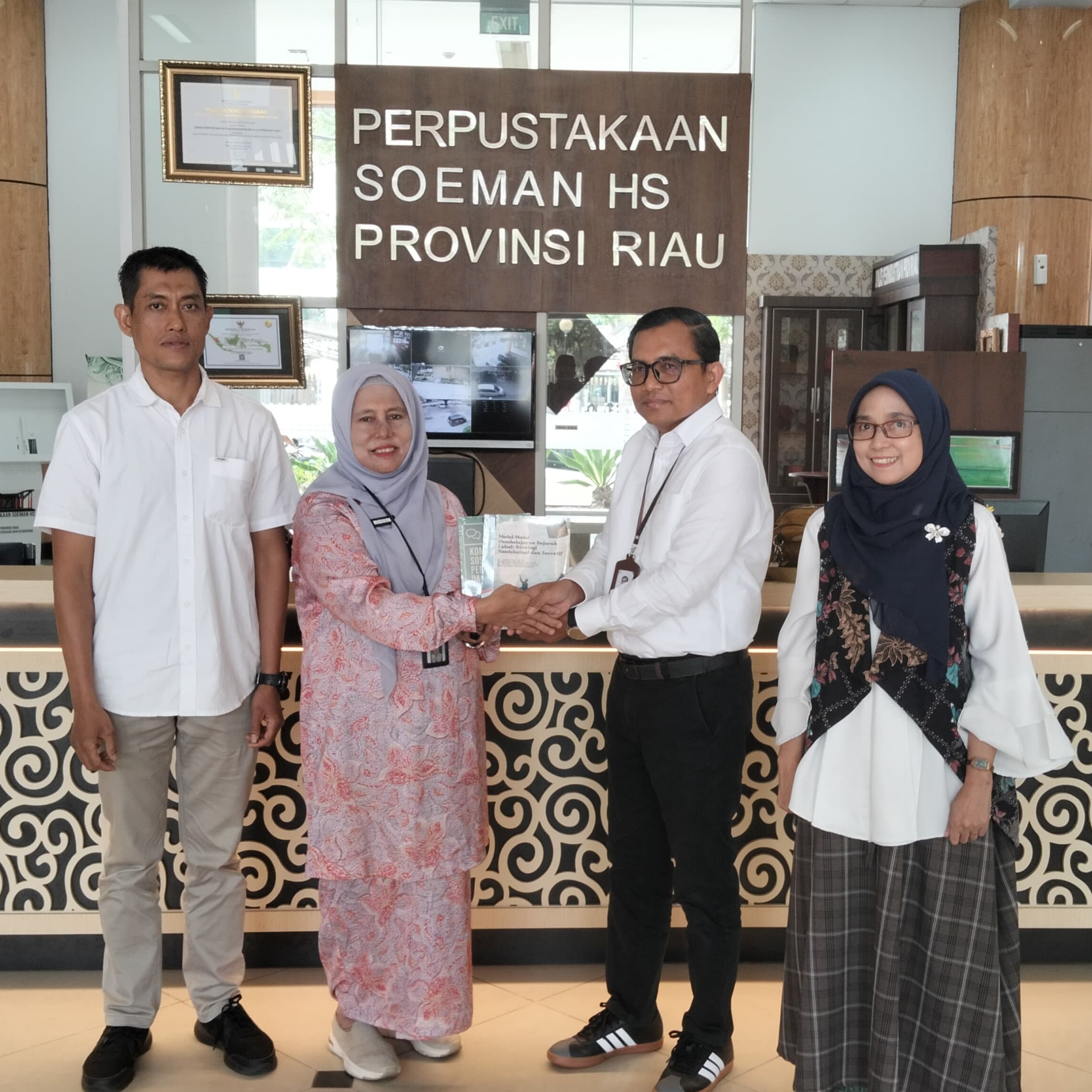 Penyerahan 13 Judul Buku Terbitan UPA PP Ke Perpustakaan dan Kearsipan Provinsi Riau