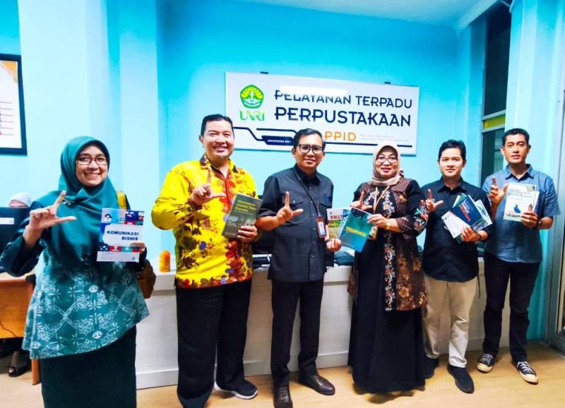 Penyerahan Buku Terbitan Tahun 2025 dari UPA PP ke Perpustakaan Unri