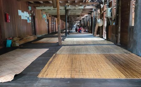 Rumah Panjang Sungai Utik Khas Dayak Iban