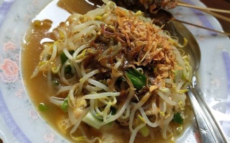 Lontong Balap Surabaya: Kisah Unik di Balik Cita Rasa Legendaris