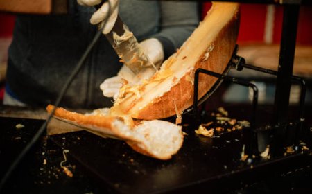 Keju Raclette: Lezatnya Tradisi Kuliner dari Pegunungan Alpen